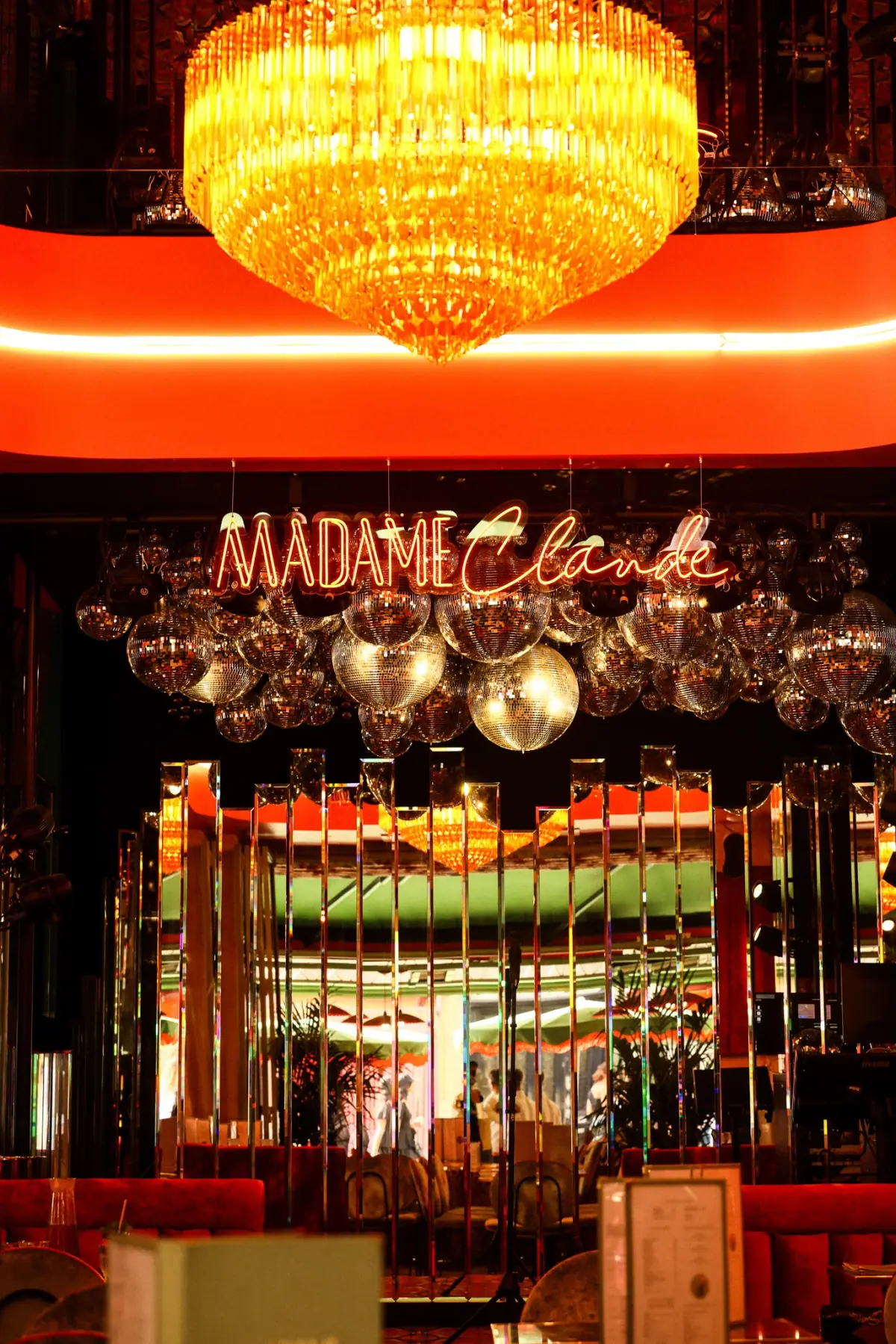 Salle du restaurant Madame Claude à Paris : banquettes en velours et lumière douce